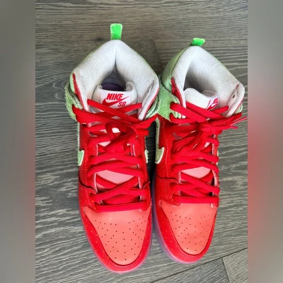 Nike SB Dunk High in Strawberry Cough Size 10.5